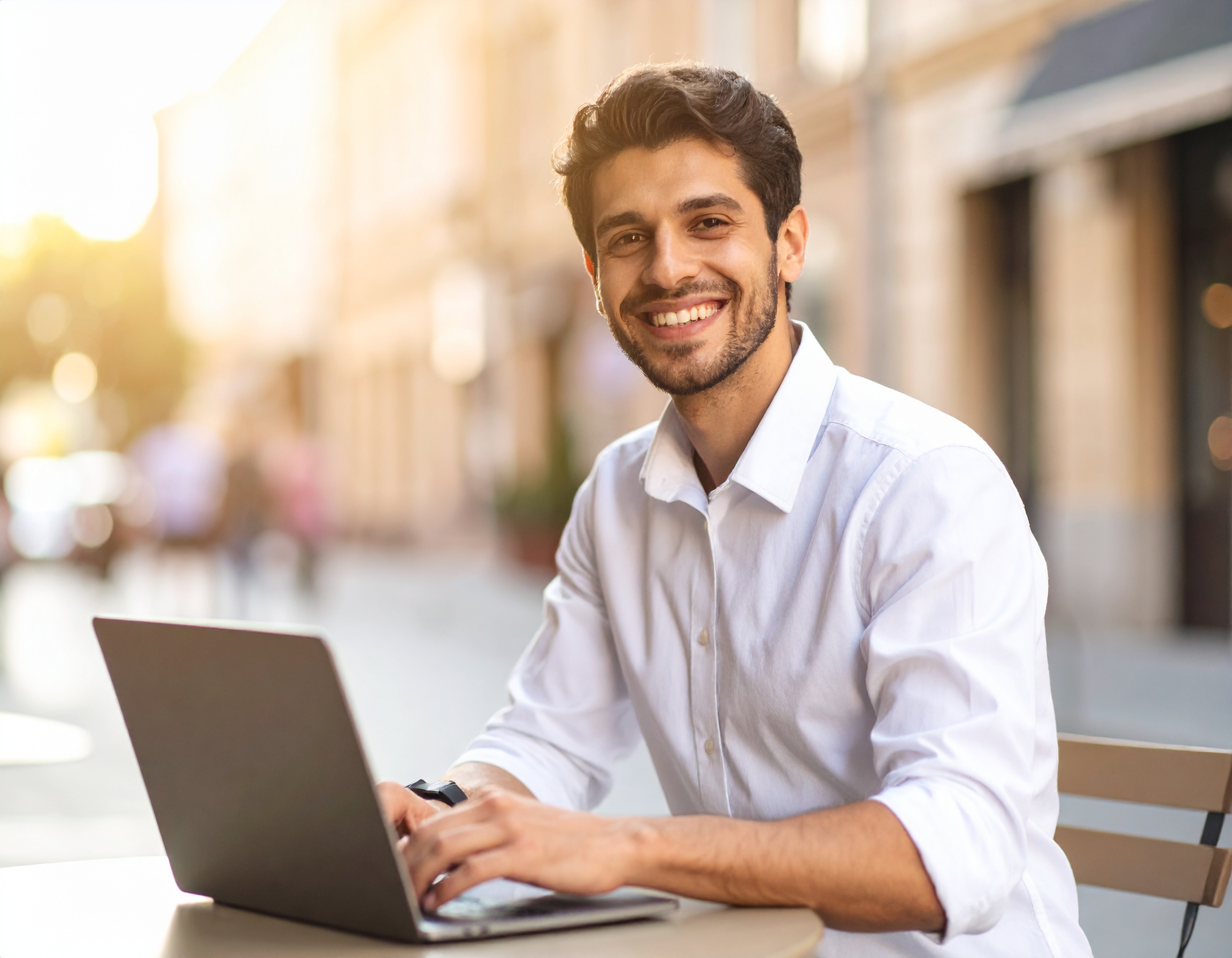 Firefly_Pessoa sorrindo trabalhando 334979