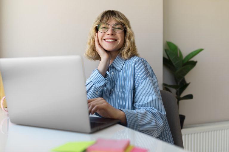 medio-tiro-smiley-mulher-trabalhando-laptop