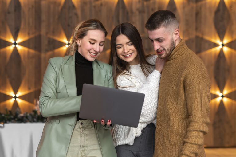 female-wedding-planner-working-with-couple