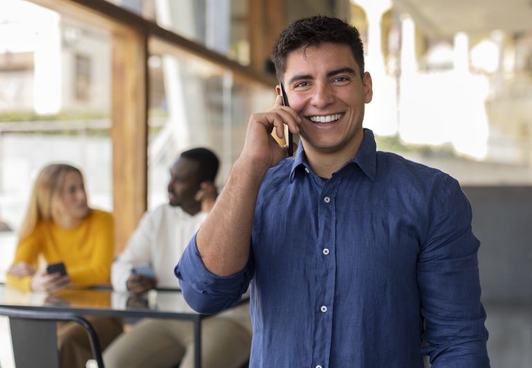 pessoa-falando-ao-telefone